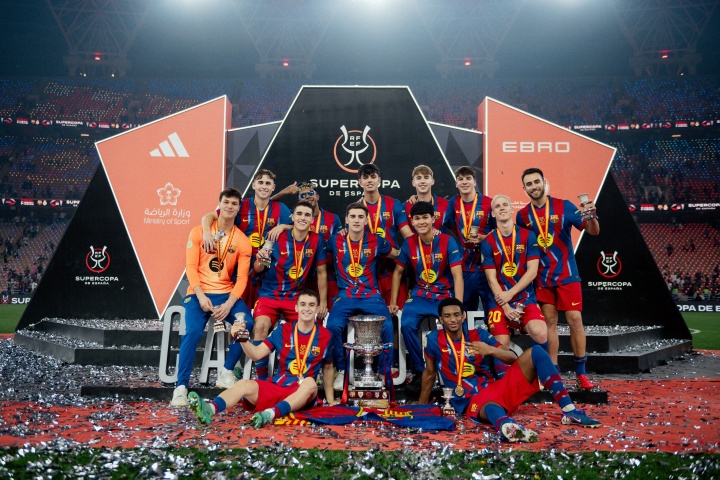 星空体育app-巴萨最宝贵的财富！拉玛西亚13人西超杯夺冠合影，一半以上是U21