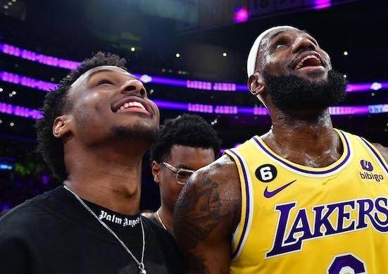 星空体育app下载-湖人55号签不稳？截胡詹姆斯父子76人显黑马姿态